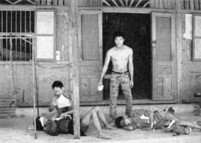 Thuỷ Quân Lục Chiến quạt ruồi cho Thương binh Việt Cộng năm 1972